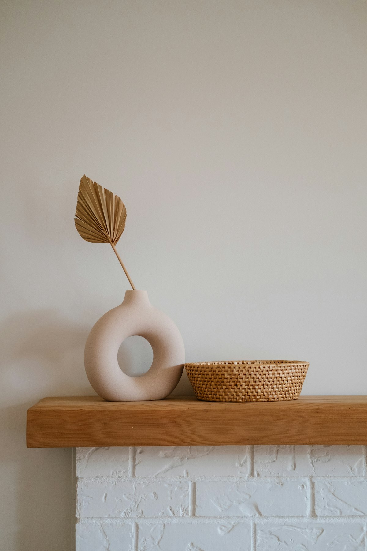 Vază ceramică albă într-un interior minimalist, iluminat natural